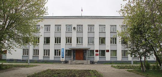 Администрация района, дума и суд в Тайшете находятся в одном здании. Наверное, поэтому из соображений комфортного соседства решили не ссориться.