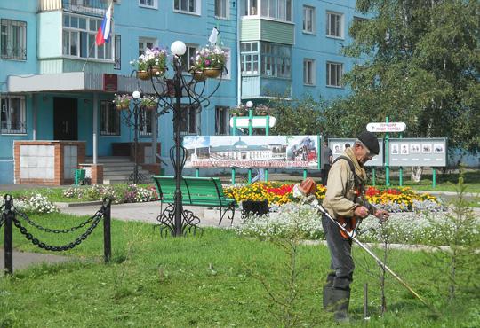 Близ городской администрации в Тайшете порядок поддерживается стабильно. Фото из архива TaishetBabr.com.