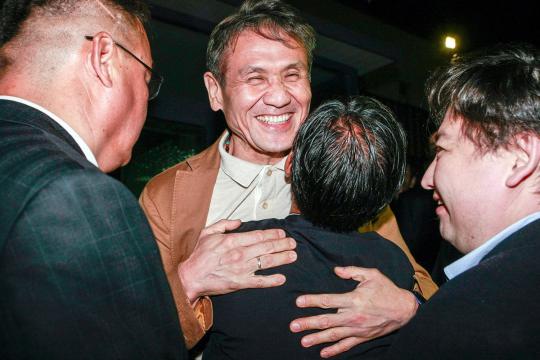 Намбарын Энхбаяр в аэропорте