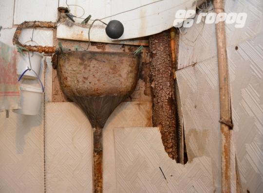 В таких условиях вынуждены жить сотни братских семей, ожидающих переселения из ветхого и аварийного жилья.