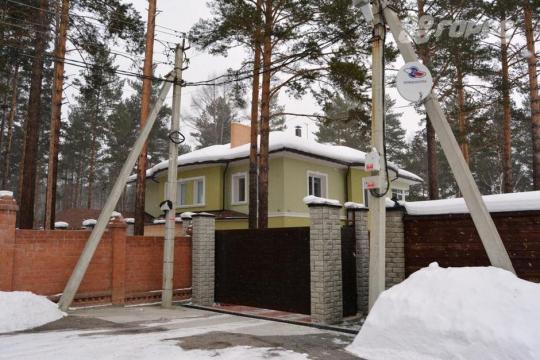 Коттедж семьи братского мэра. Расположен в элитном поселке, в 10 минутах езды от Иркутска, на берегу Ангары.