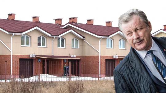 Со всеми удобствами Сергей Серебренников живет и в Братске. Один из престижных таунхаусов арендует братский мэр.